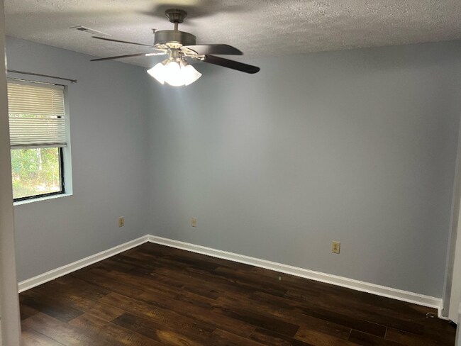 Building Photo - 1240 Shalom Dr