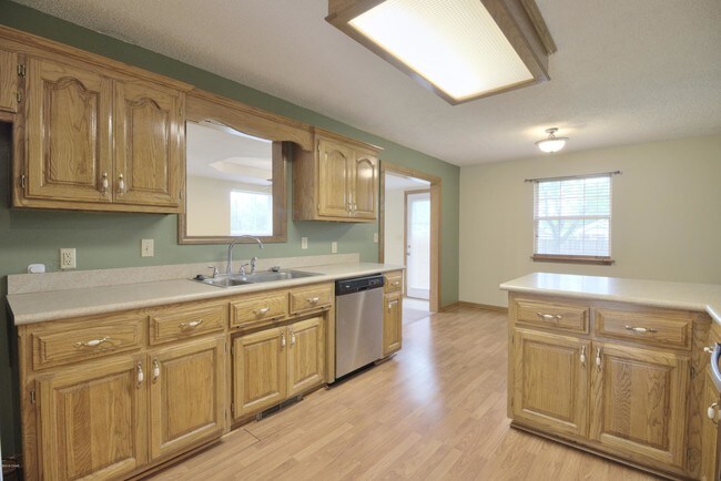 Building Photo - 1023 Meadow View Dr
