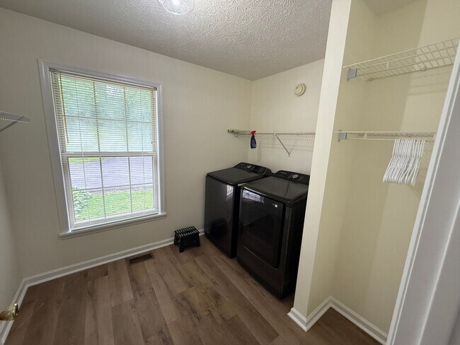 Foto del edificio - 3 Bed 2 Bath Home near Luther Lake
