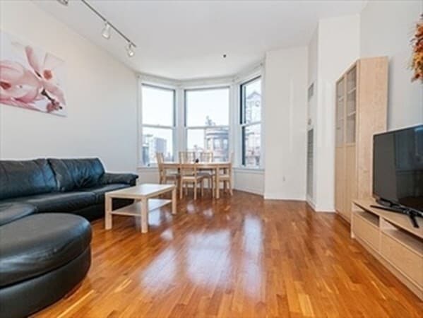 Building Photo - 354 Marlborough St