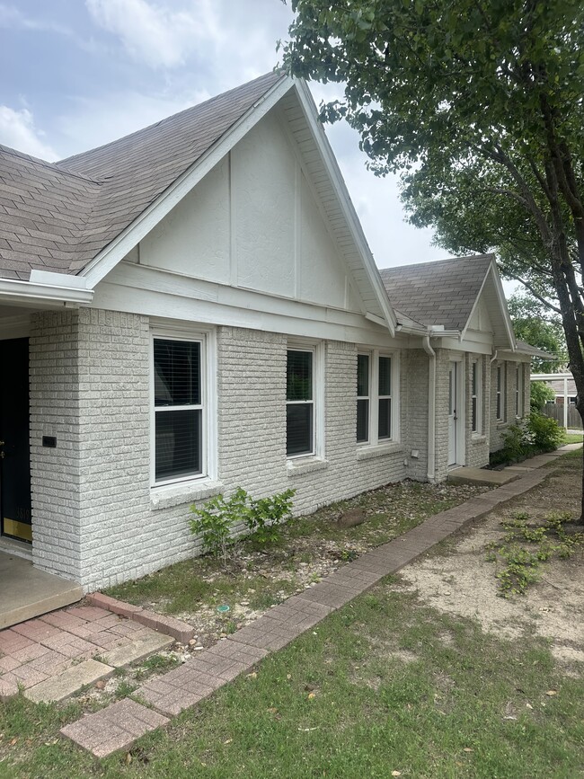 Building Photo - 3819 Crestline Rd