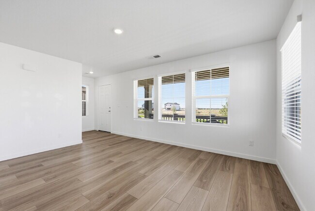 Foto del edificio - $2,495.95, 3 bed, 2.5 bath located in Colorado Springs with a washer and dryer.