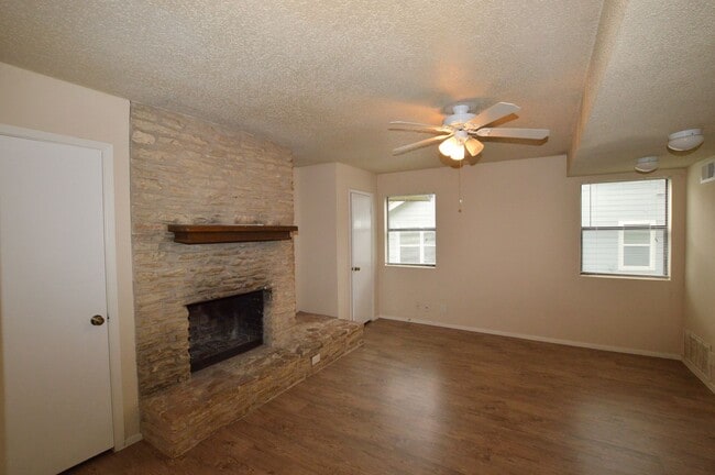 Foto del edificio - 9023 Sawtooth Ln