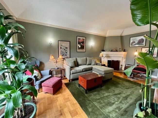 Foto del edificio - Whimsical 2BR/1BA, Outer Parkside Gem and ...