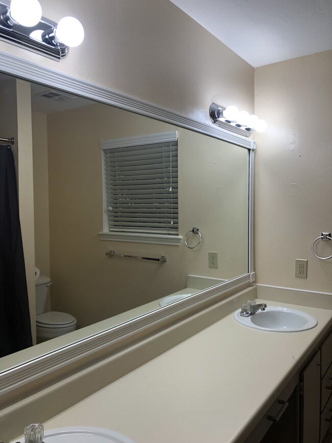 Full bathroom - 2401 Sycamore Ave