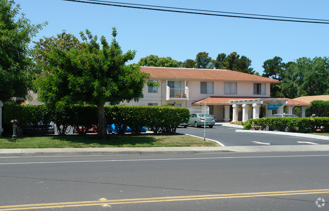 Building Photo - Villa Serena