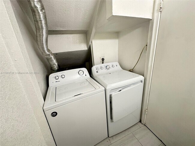 Foto del edificio - 5241 NW 27th St