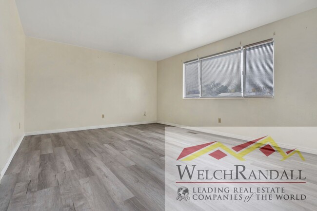 Building Photo - Charming 2 Bed 1.5 Bath Townhouse in West ...