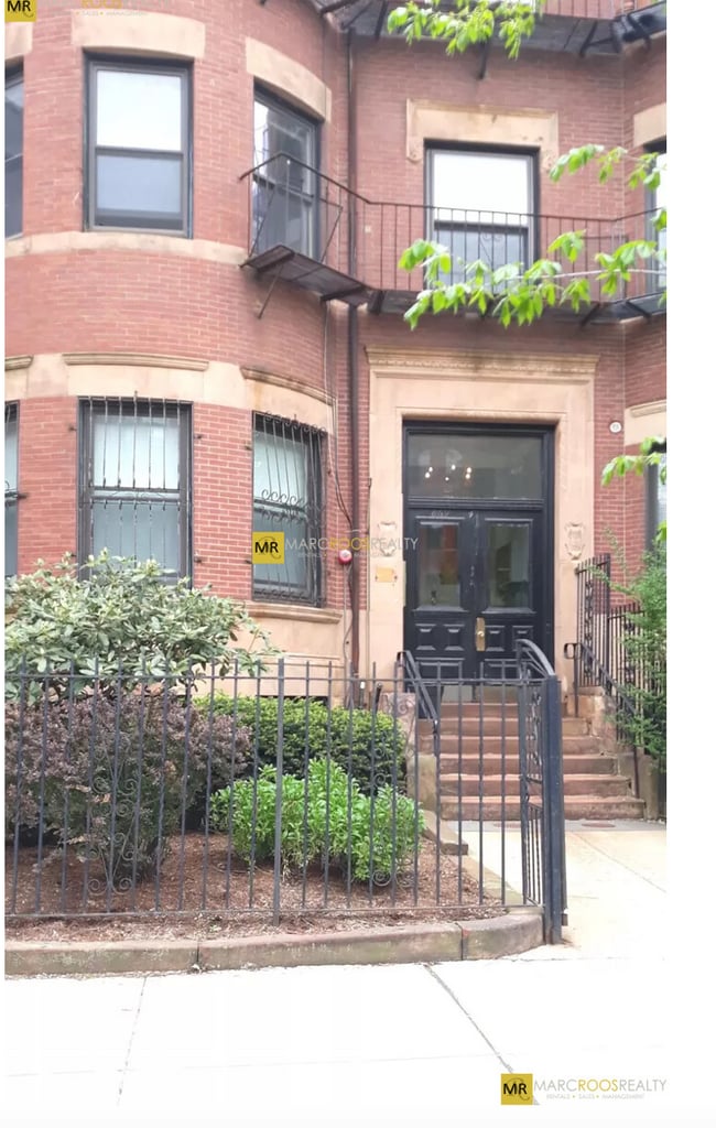 Building Photo - 869 Beacon St