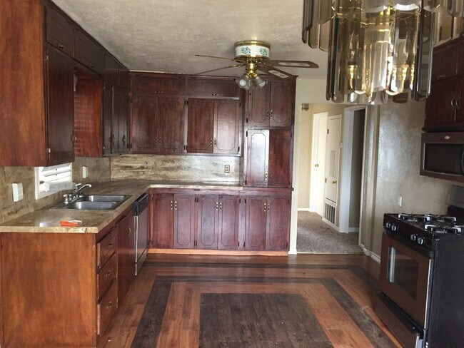 Building Photo - WOW! Elegant 2/1 w/ fireplace and new carp...