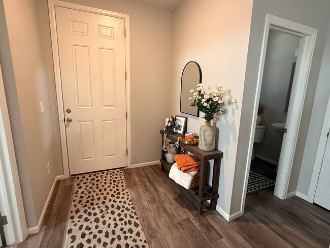 Building Photo - Modern 3 Bed - 2.5 Bath - Baseline