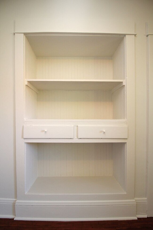 Building Photo - 5005-5007-5007 N Kerby Ave