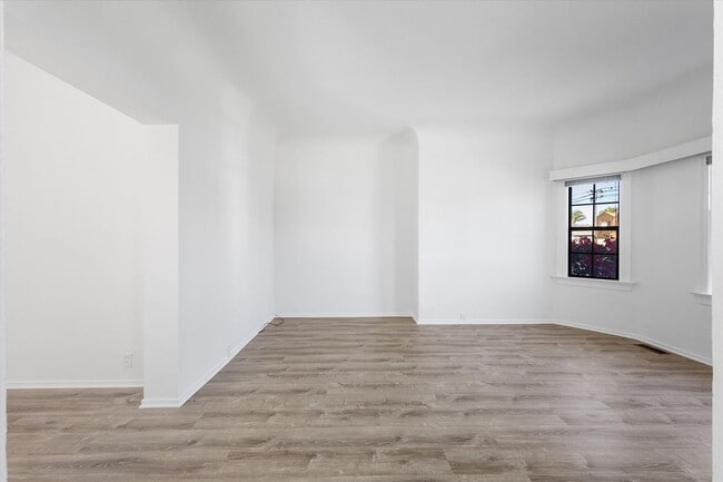 Building Photo - 1087 Park Ave