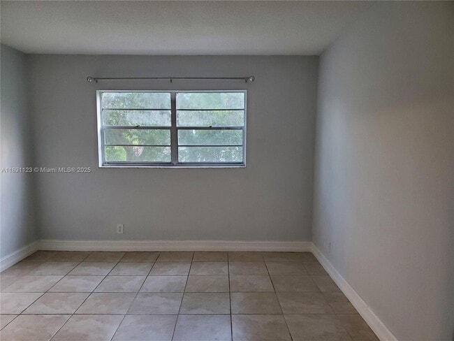 Foto del edificio - 1300 Moffett St