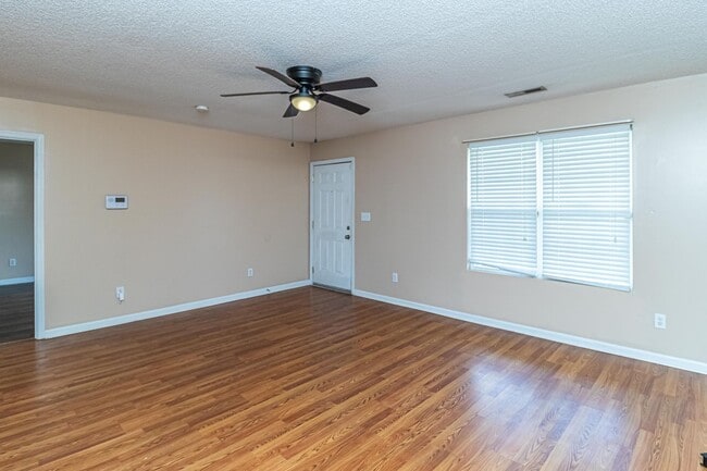 Building Photo - ADORABLE 3 BR, 2 BA W/ FENCED-IN BACKYARD ...