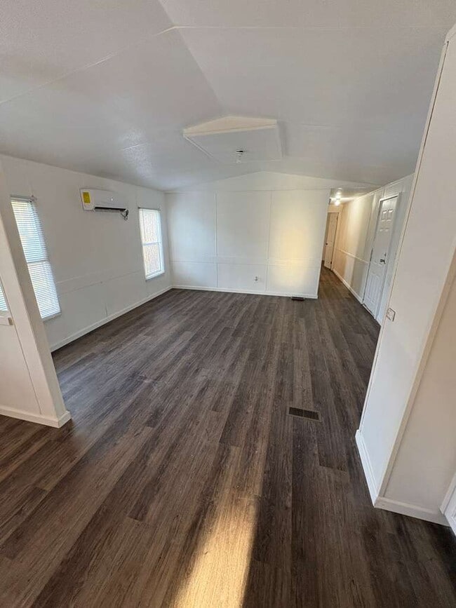 Building Photo - 736 Green Acres Ln