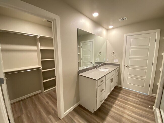 Building Photo - Location, Size, & Convenience!!