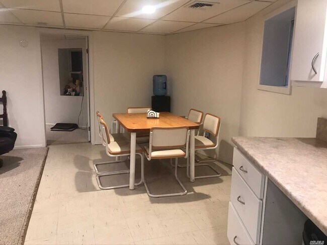 Foto del edificio - 218 Bagatelle Rd