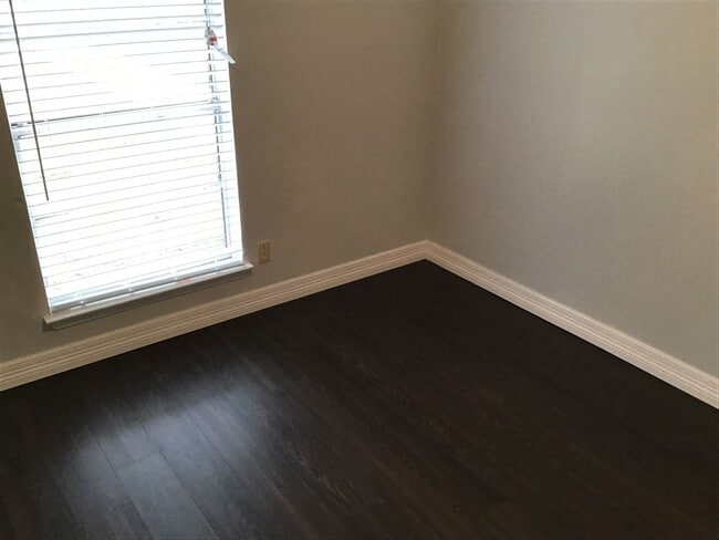 Building Photo - AVAILABLE NOW !