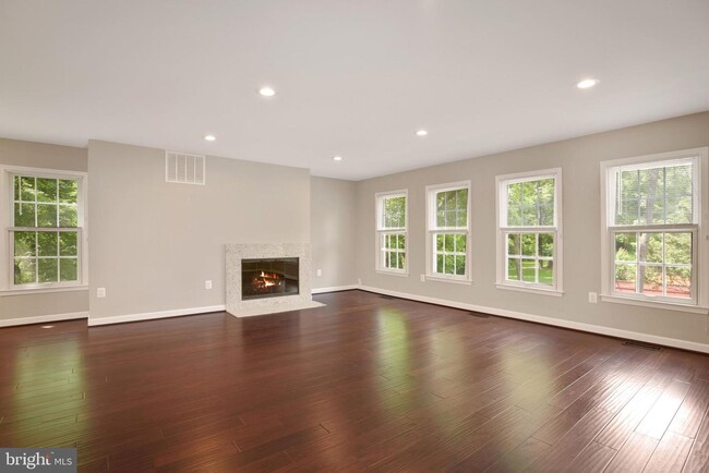 Building Photo - 6923 Mclean Park Manor Ct