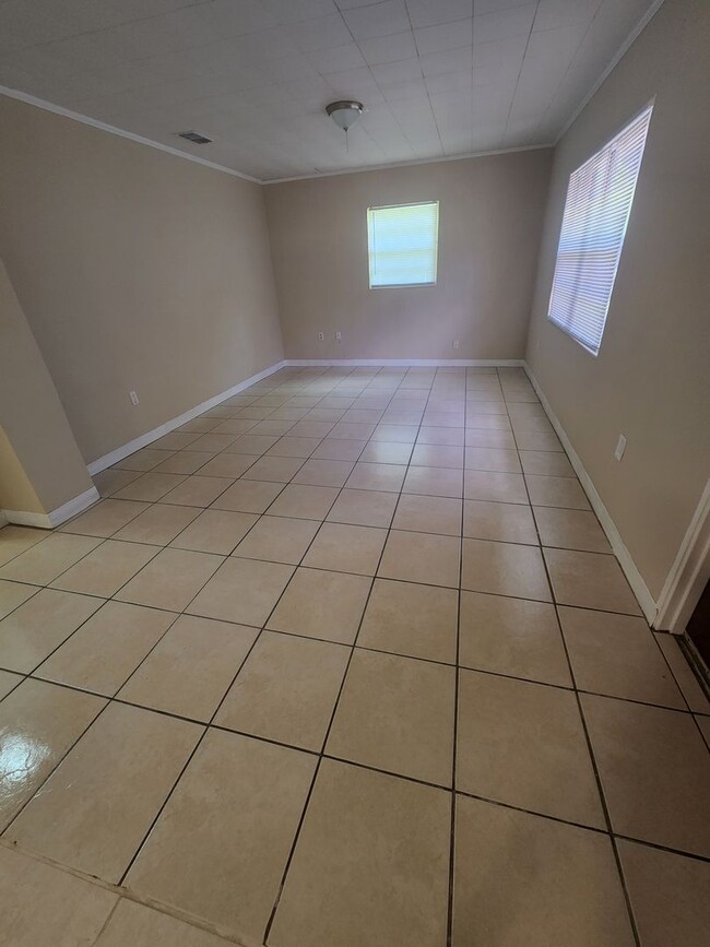 Building Photo - 2/1 rental home - First month rent only $850