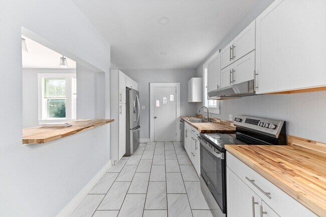 Building Photo - Charming All-Brick Home in Prime Charlesto...