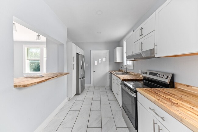Building Photo - Charming Brick Home in the Heart of Charle...