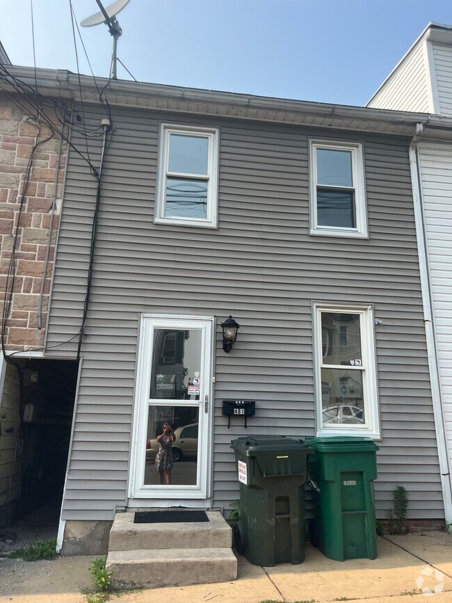 Building Photo - 481 Manor St