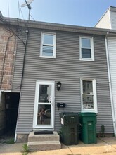 Building Photo - 481 Manor St