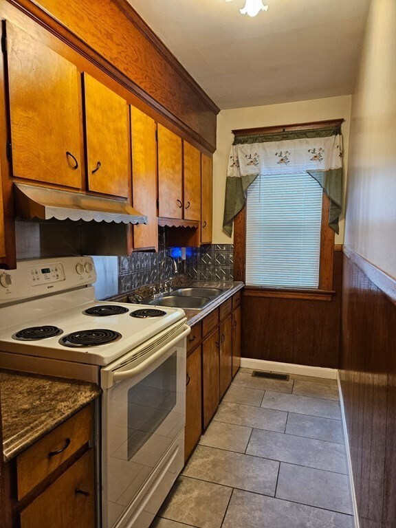 29 Auburn St Unit 1, Methuen, MA 01844 Room for Rent in Methuen, MA