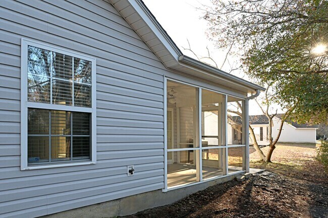 Foto del edificio - Charming 3BR Ranch in Osprey Woods – Screened Porch & Vaulted Ceilings