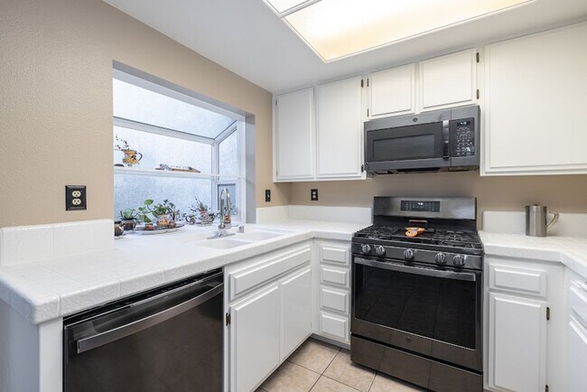 Foto del edificio - Charming 2 bed 2.5 bath townhome in oxnard