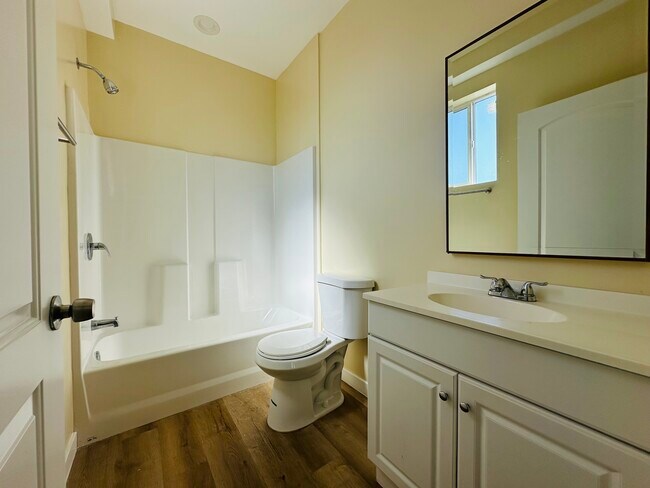 Building Photo - 1002 E 33rd St