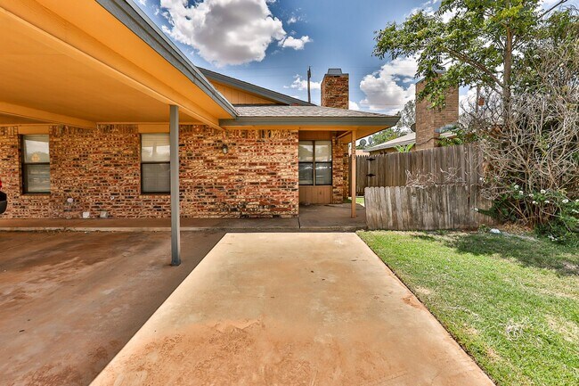 Building Photo - 2 Bedroom Duplex