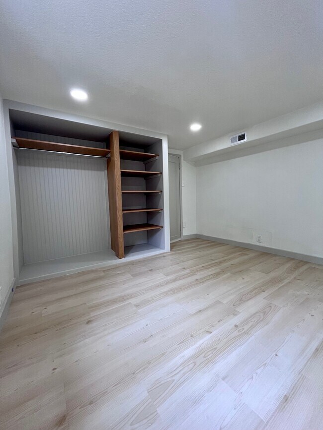 Armario grande - 3909 Hayes Ave