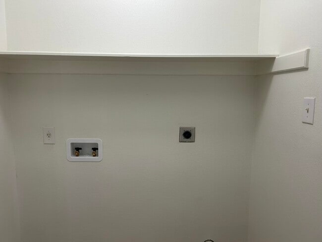 Building Photo - 4740 Loma Vista Dr