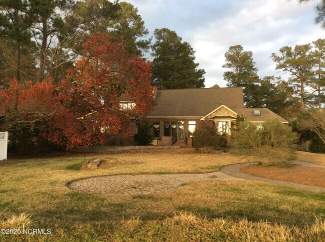 Building Photo - 250 Shoreline Dr