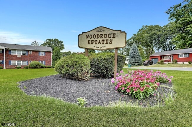 Foto del edificio - 32 Woodedge Ave