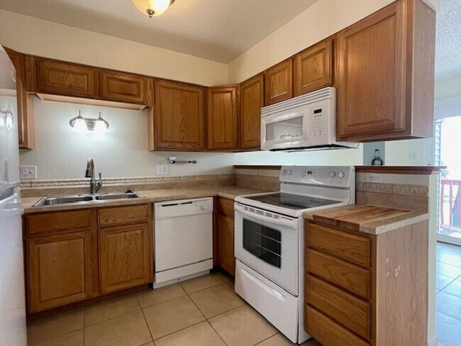 Building Photo - House For Lease