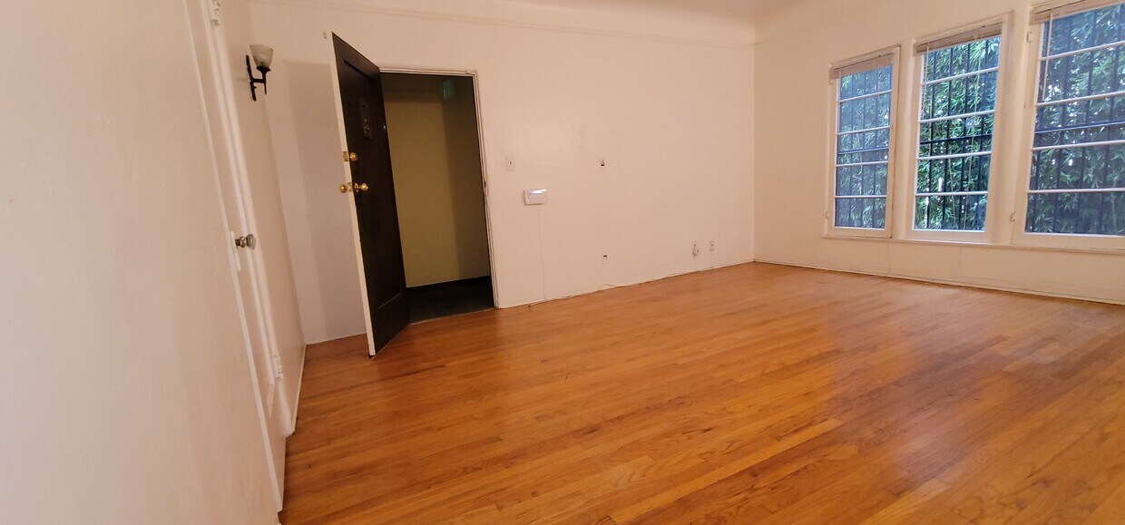 HARDWOOD FLOORS WHILE ENTERING A LARGE LIVING AREA - 651 S Dunsmuir Ave