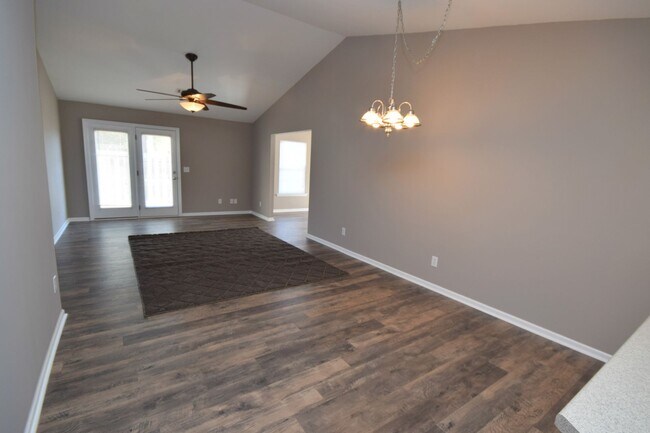 Foto del edificio - *AVAILABLE NOW* End Unit Town-home with Su...