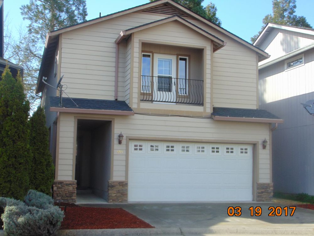 Primary Photo - Central Point 3-bedroom 2-story home