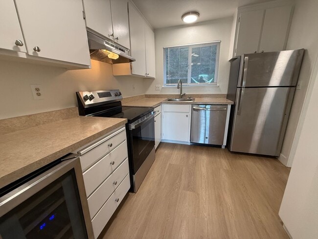 Foto del edificio - BEAUTIFULLY UPDATED 2 BD/1.5 BA, 2-STORY, END UNIT CONDO WITH GREAT HILL VIEWS IN SAN RAFAEL