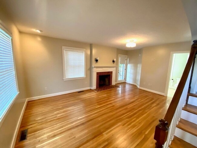 Building Photo - JUST REDUCED!!  Gorgeous 3 Bedroom Renovat...