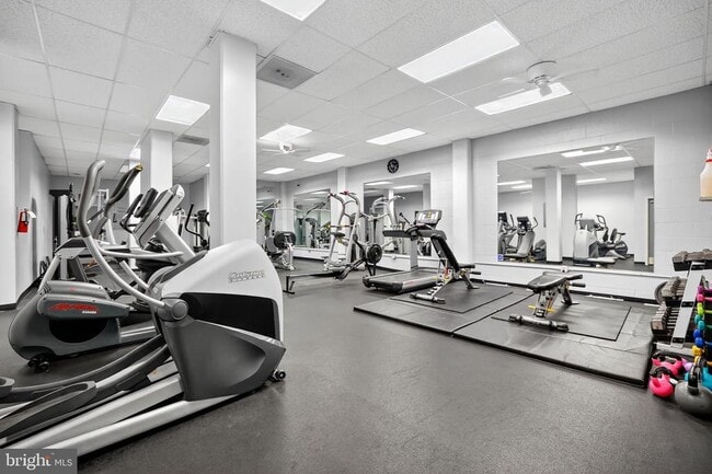 Foto del edificio - 5500 Friendship Blvd