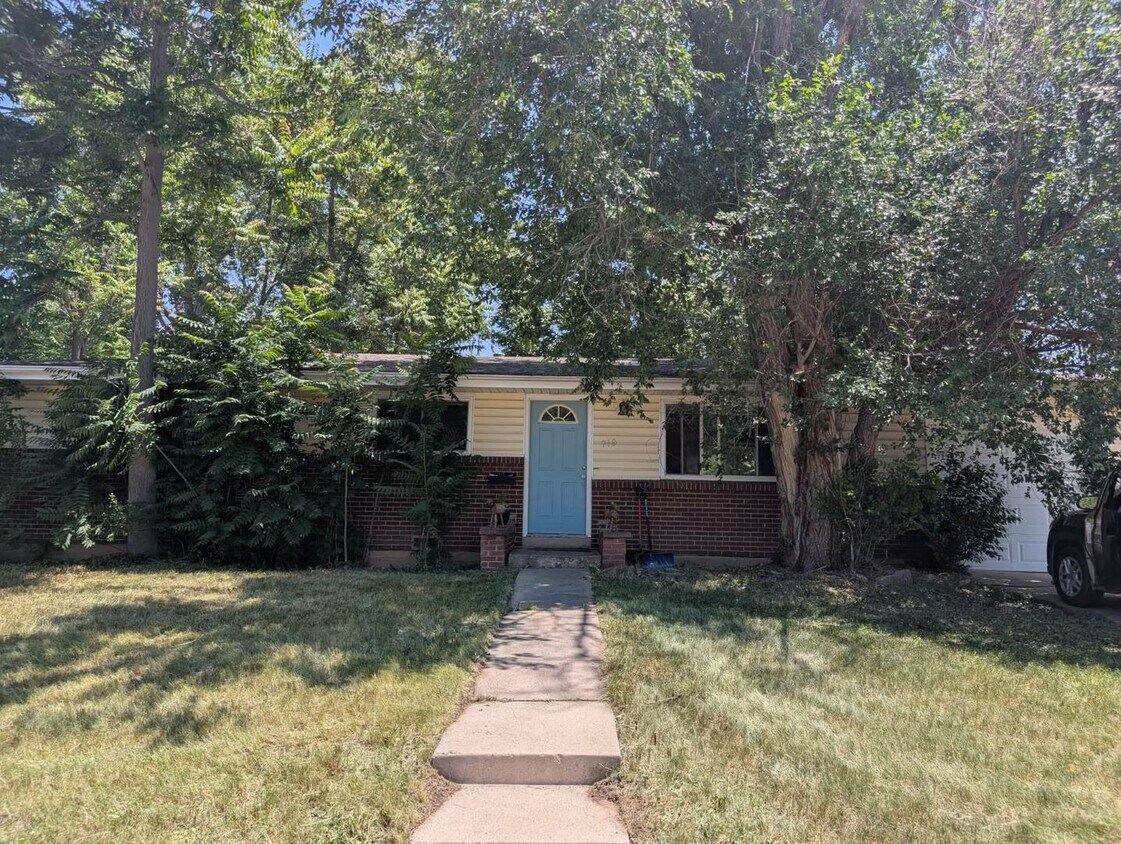 Foto principal - Ranch-Style Home with Large Fenced Yard in...