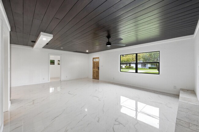 Foto del edificio - 2529 Rainbow Dr