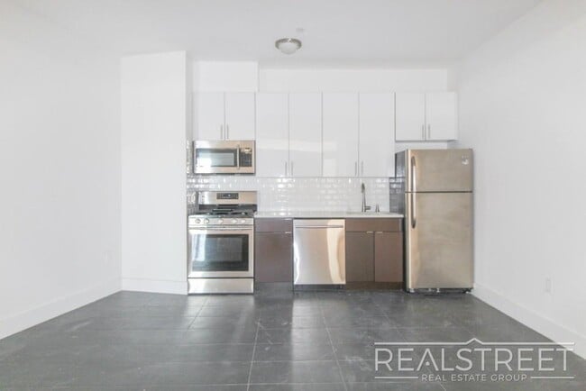 Building Photo - LUXURY 2 Bed LOFT in Queens!