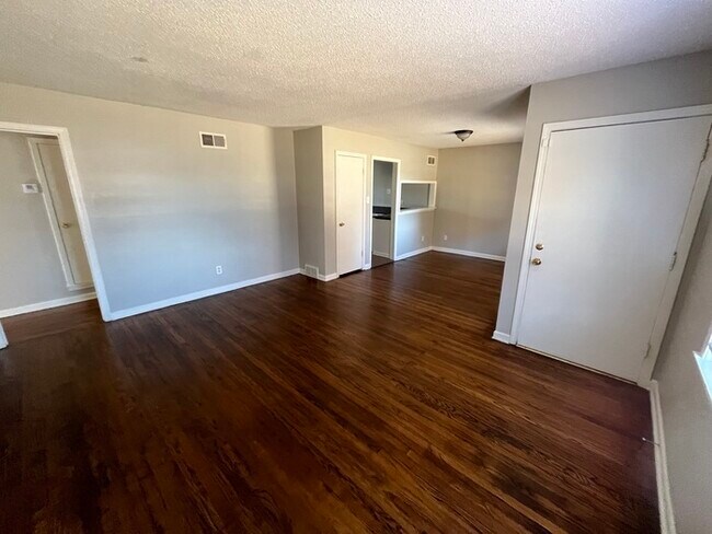 Building Photo - 3017 Clearbrook - Available Now!