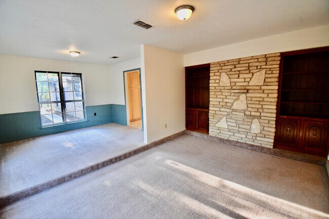 Foto del edificio - Gorgeous 4 Bedroom 2 Bathroom Kempner Home!
